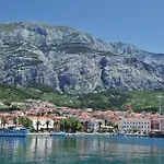 1 Bedroom Cozy Apartment In Makarska *