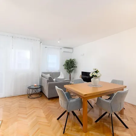 Apartment 1 Bedroom Cozy Apartment In Makarska