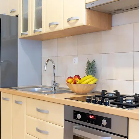 1 Bedroom Cozy Apartment In Makarska Apartment